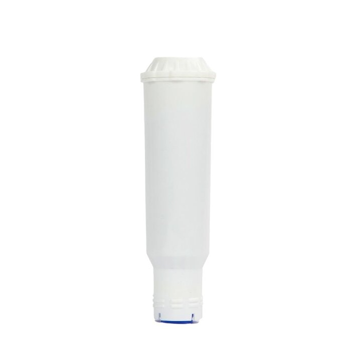 Een witte cilindrische waterfilterpatroon staat verticaal tegen een effen witte achtergrond.