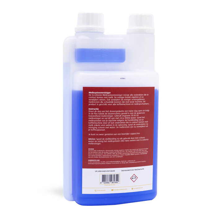 Een witte plastic fles gevuld met blauwe vloeistof en een groot rood informatielabel aan de voorkant.