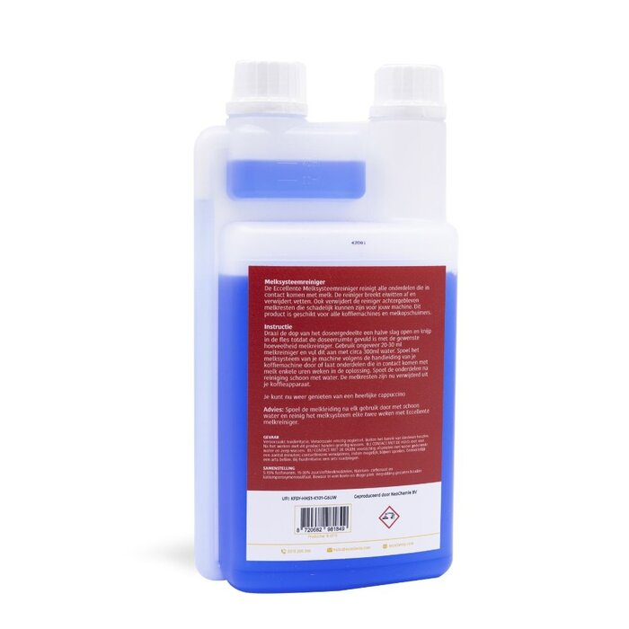 Een witte fles gevuld met blauwe reinigingsvloeistof en een rood etiket op witte achtergrond.