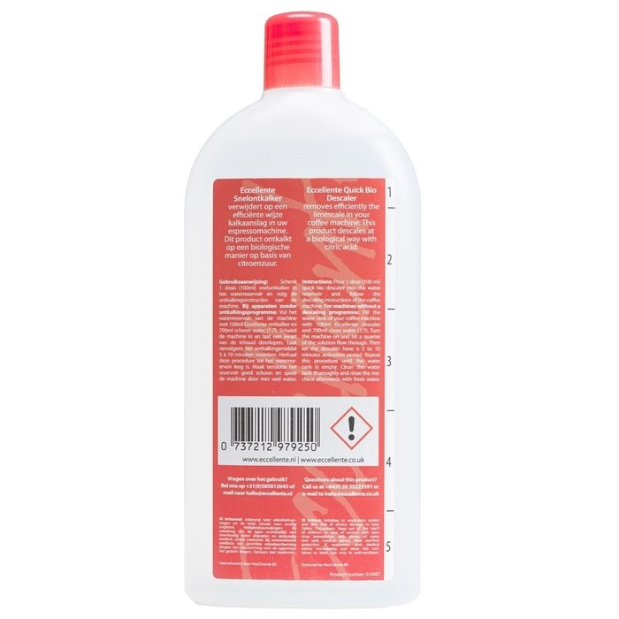 Een witte fles met een rode dop en rood etiket met tekst, een streepjescode en maatstreepjes.