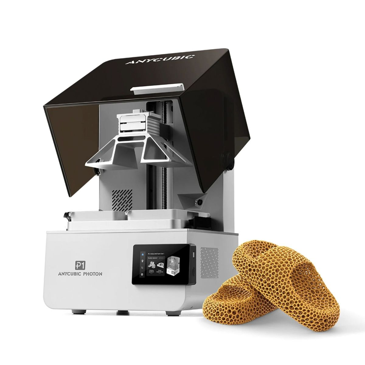 Una stampante 3D Anycubic Photon con coperchio oscurato aperto e due sandali arancioni a nido d'ape.
