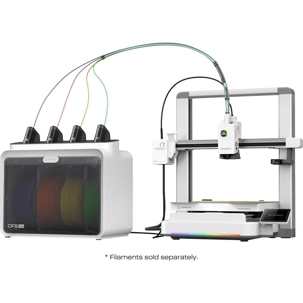 Una stampante 3D con un sistema di cambio filamento multicolore collegato su sfondo bianco.
