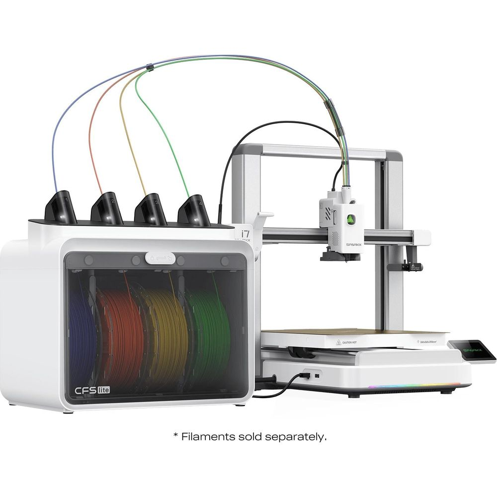 Una stampante 3D bianca con quattro bobine di filamento colorate in una scatola a sinistra, collegate alla testina.
