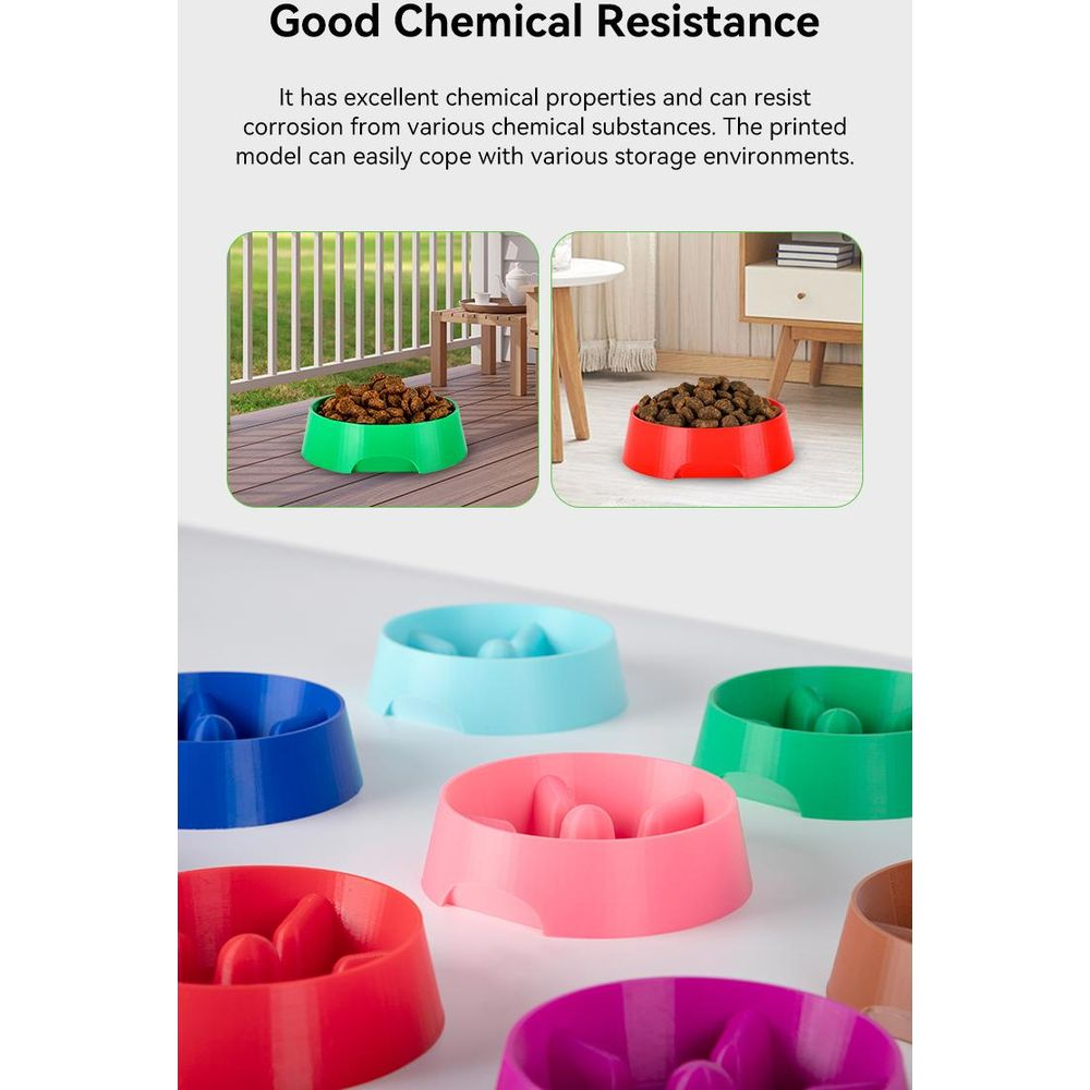 Varie ciotole colorate per animali con creste interne per rallentare l'alimentazione.