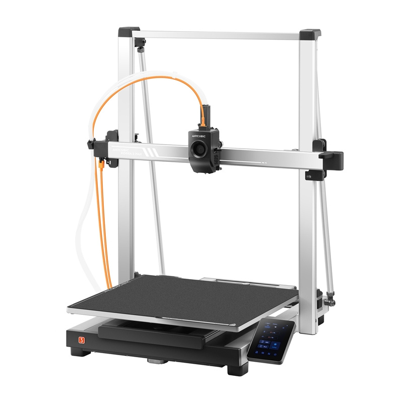 Una stampante 3D argentata con piatto di stampa nero e touchscreen su sfondo bianco.