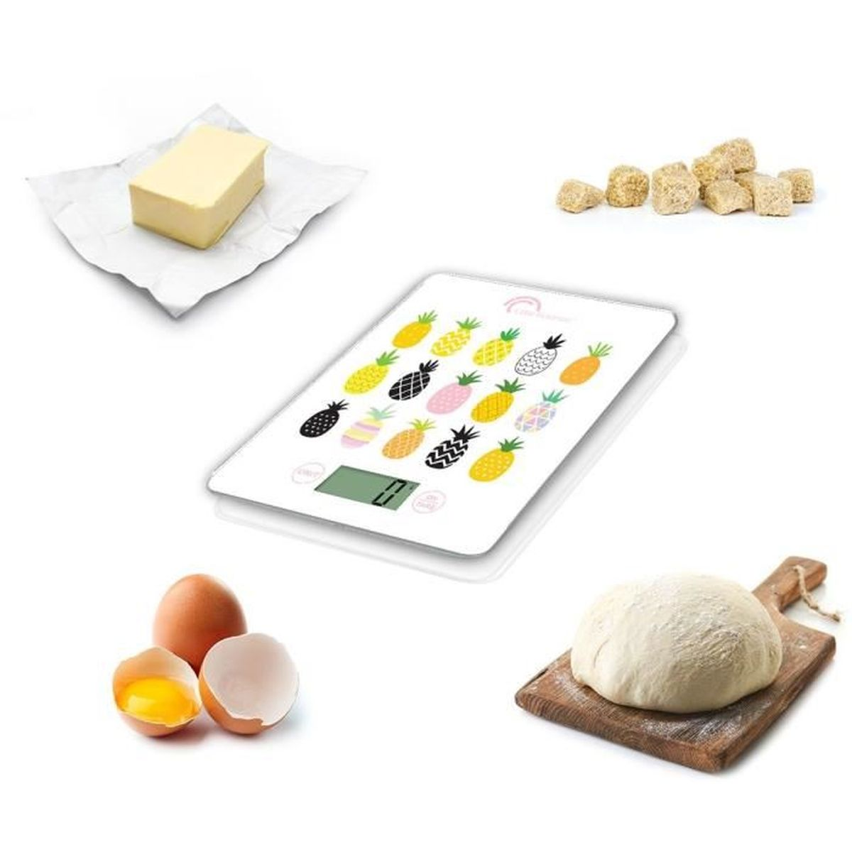 Una bilancia da cucina è circondata da burro, zucchero di canna, uova e un impasto.