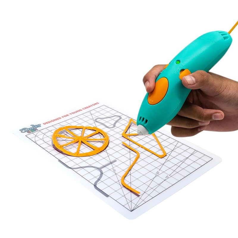 Una mano usa una penna 3D turchese per disegnare linee arancioni su un foglio a griglia.