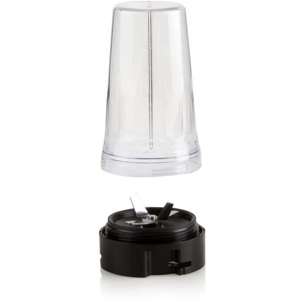 Vaso de licuadora de plástico transparente sobre una base negra con cuchillas de metal.
