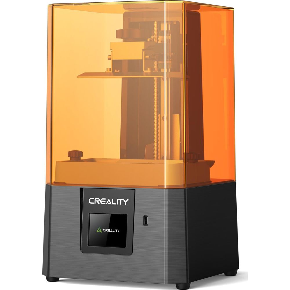 Una stampante 3D Creality nera con copertura arancione trasparente su sfondo bianco.