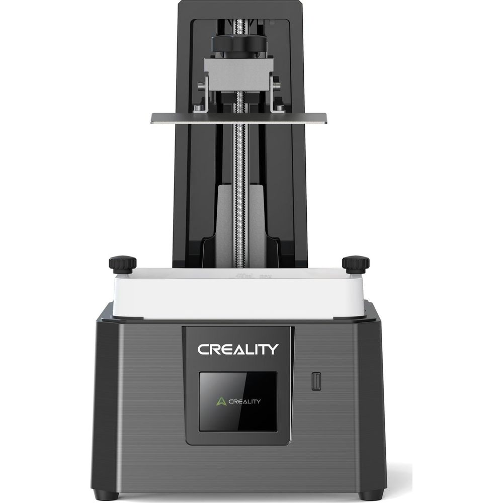 Una stampante 3D Creality nera con schermo LCD e asta filettata verticale su sfondo bianco.