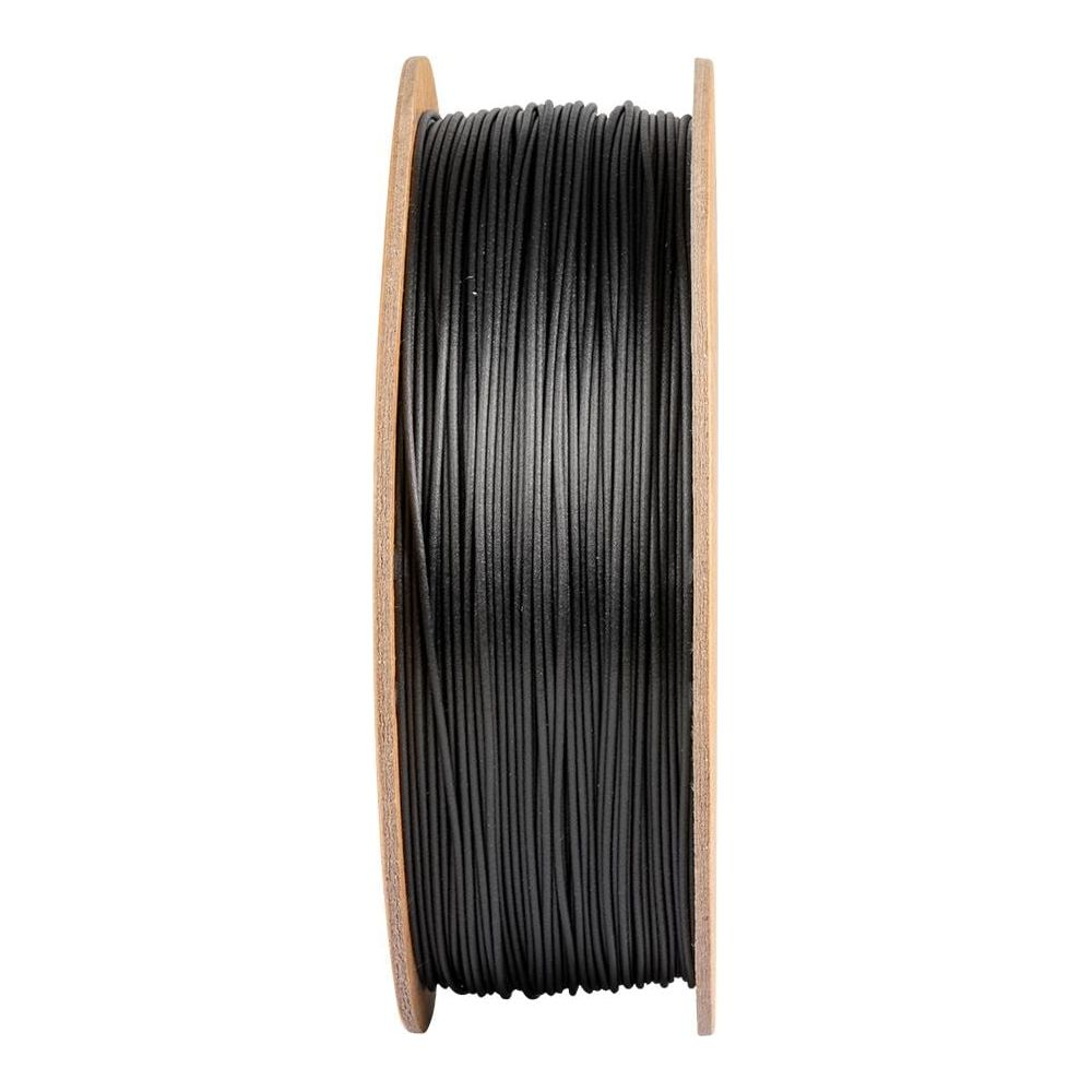 Una bobina di legno avvolta con filamento nero per stampante 3D su sfondo bianco.