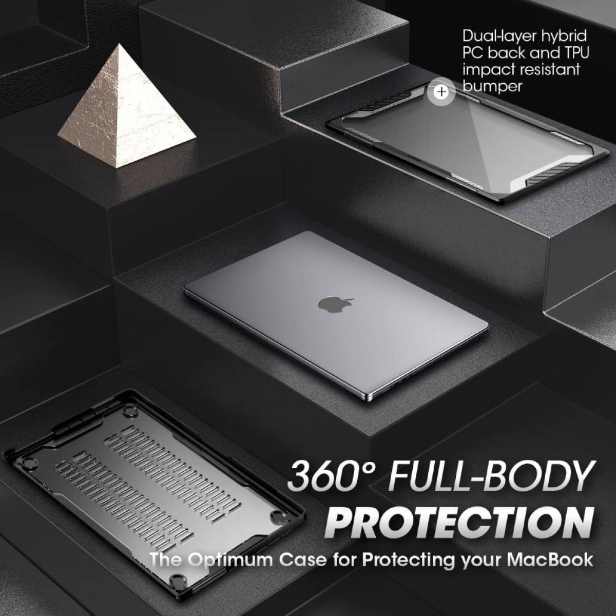Zwarte MacBook beschermhoes op donkere geometrische treden met laptop en piramide.