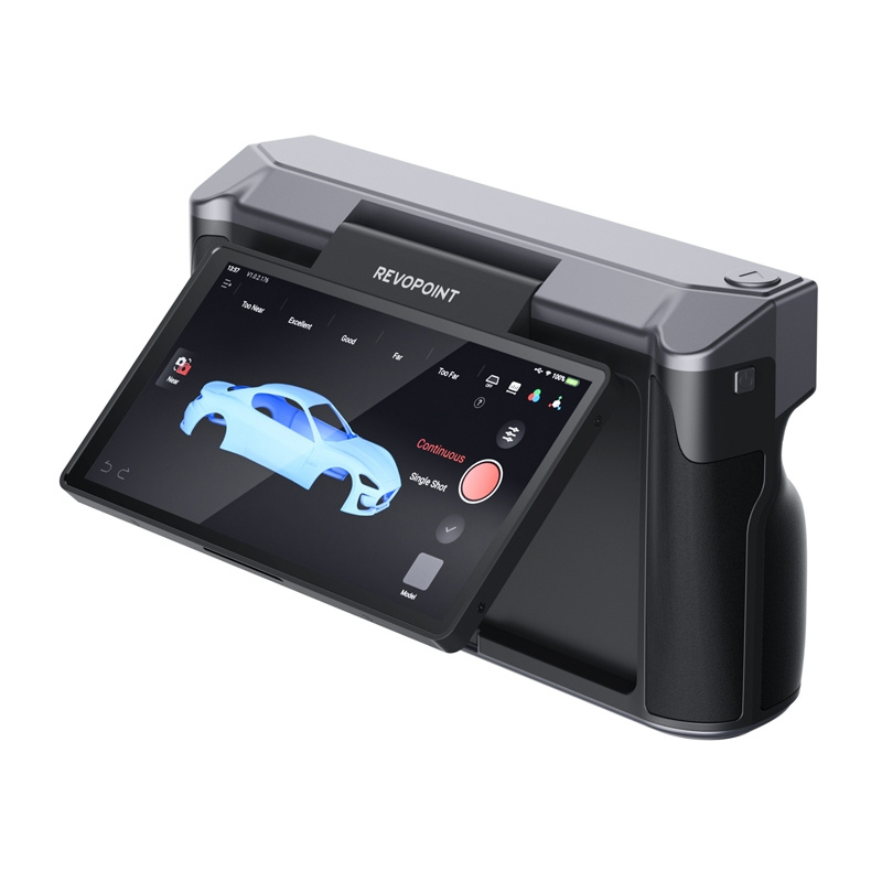 Uno scanner 3D Revopoint con uno schermo che mostra il modello di un'auto blu.