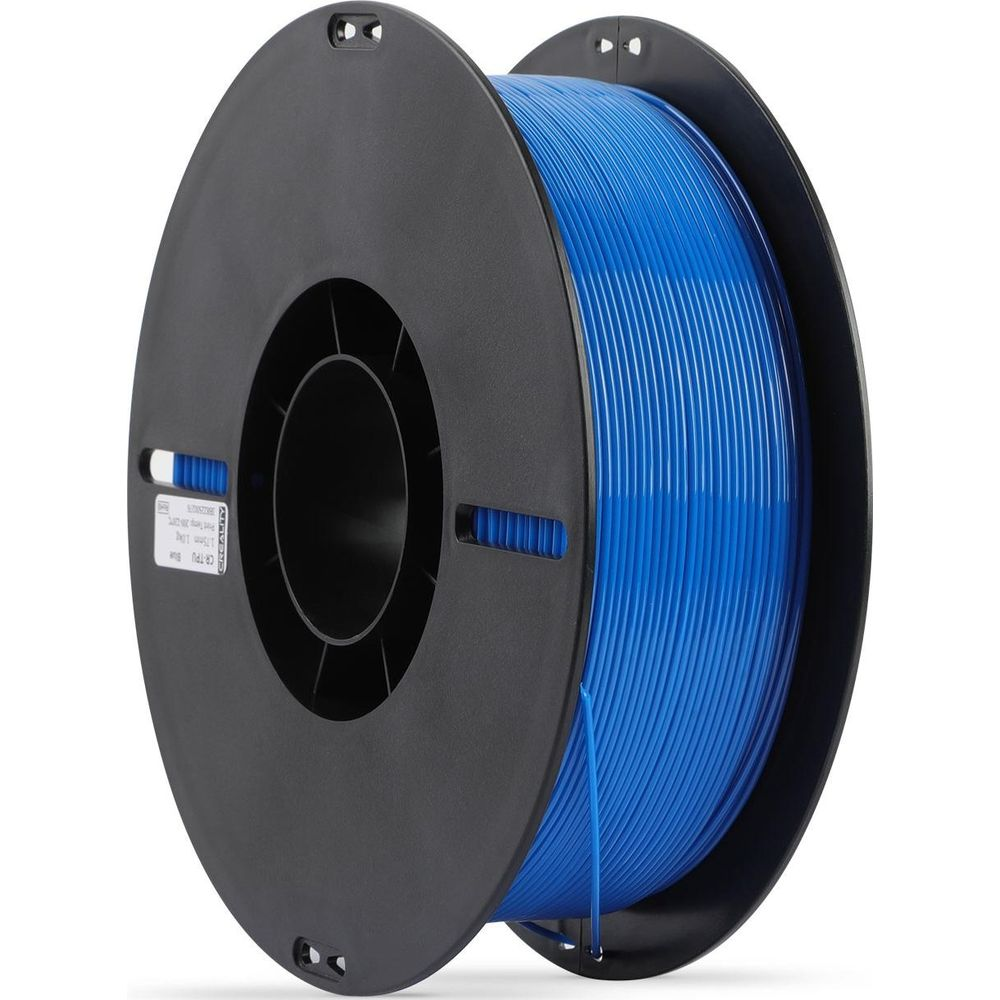 Una bobina nera riempita con filamento per stampante 3D blu brillante su sfondo bianco.