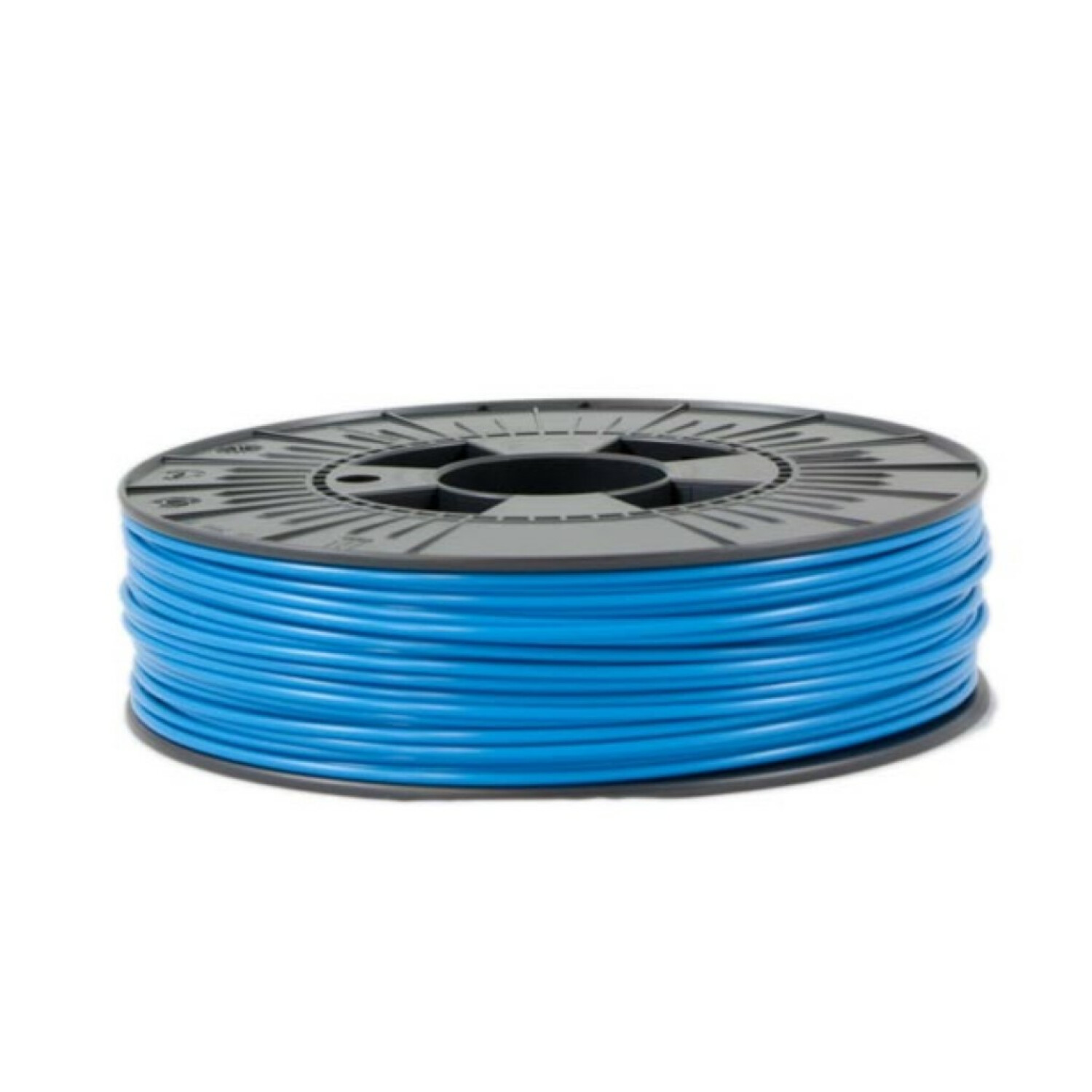 Una bobina grigia riempita di filamento blu per stampante 3D su sfondo bianco.