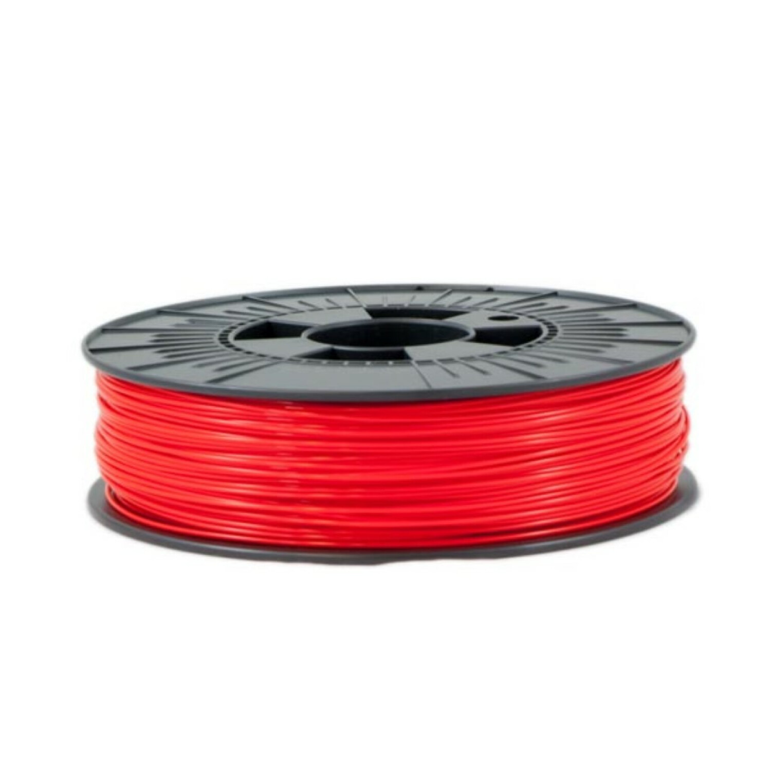 Una bobina nera riempita di filamento per stampa 3D rosso vivo su sfondo bianco.