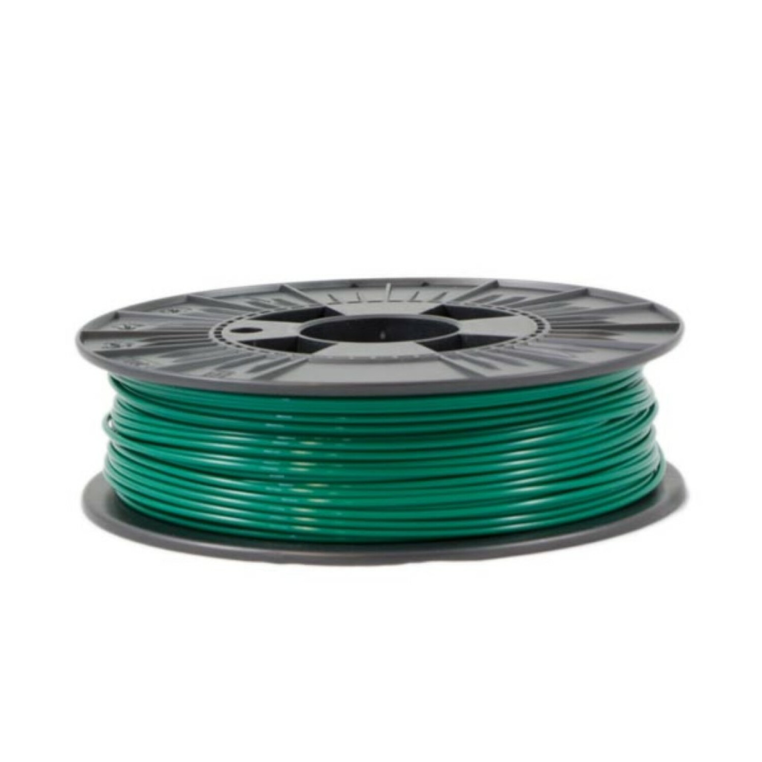 Una bobina grigia avvolta con filamento verde per stampante 3D su sfondo bianco.