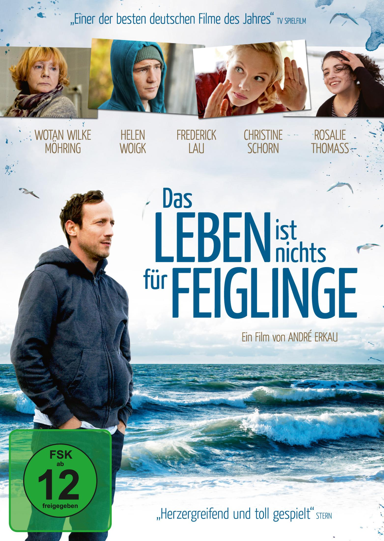 Filmposter mit einem Mann vor stürmischem Meer, darüber Porträts von fünf Schauspielern und der Titel.