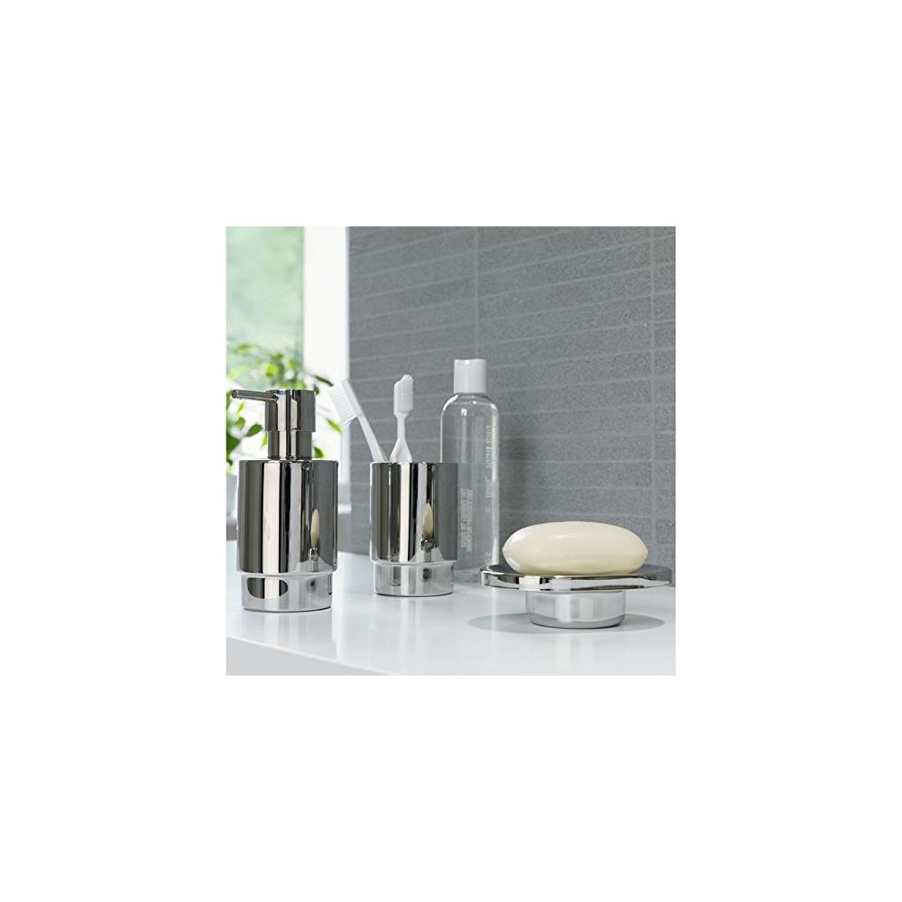 Glänzendes Chrom-Badezimmerzubehör mit Seifenspender, Zahnputzbecher, Flasche und Seifenstück.