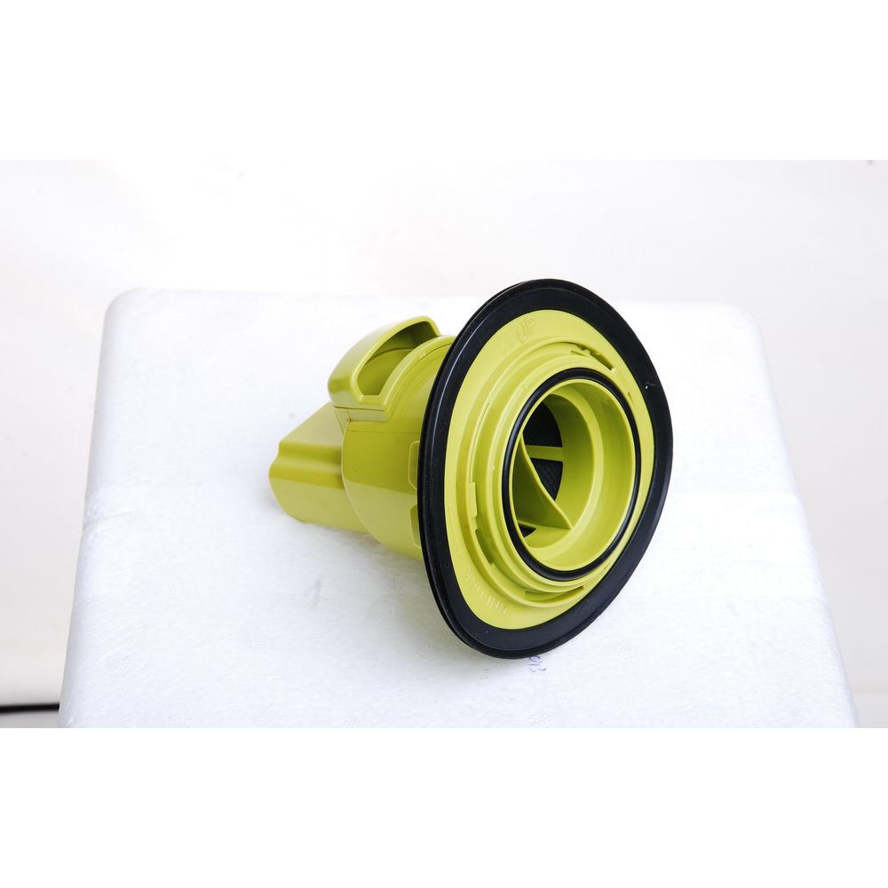 Un filtro di plastica cilindrico giallo con un anello di tenuta nero si trova su una superficie bianca.