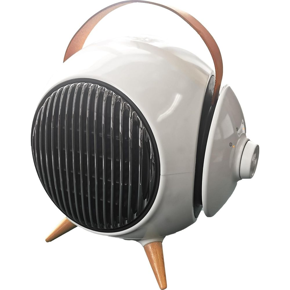 Un termoventilatore rotondo bianco con piedini in legno, manico in pelle e griglia anteriore nera su sfondo bianco.
