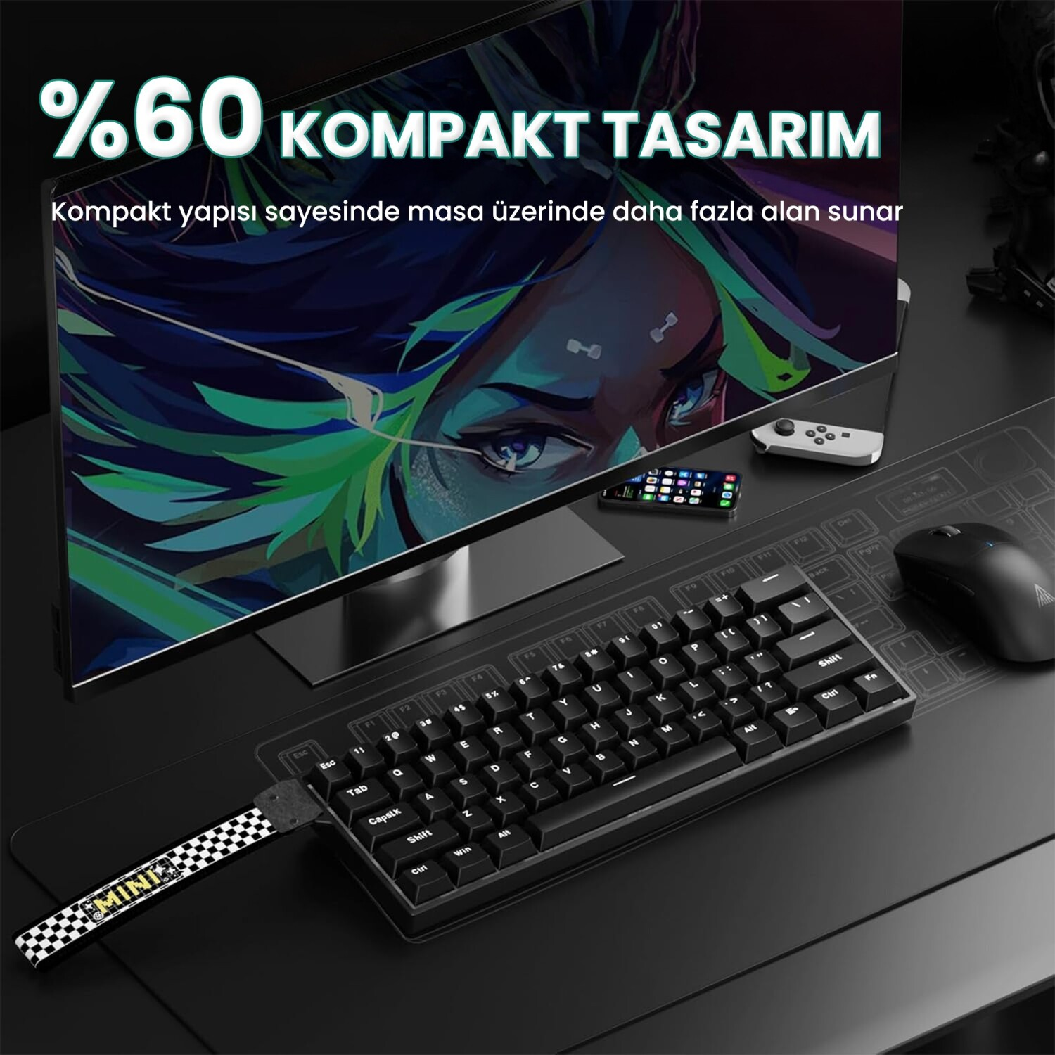 Koyu renkli masada mekanik klavye, fare ve monitör bulunan kompakt siyah oyun kurulumu.