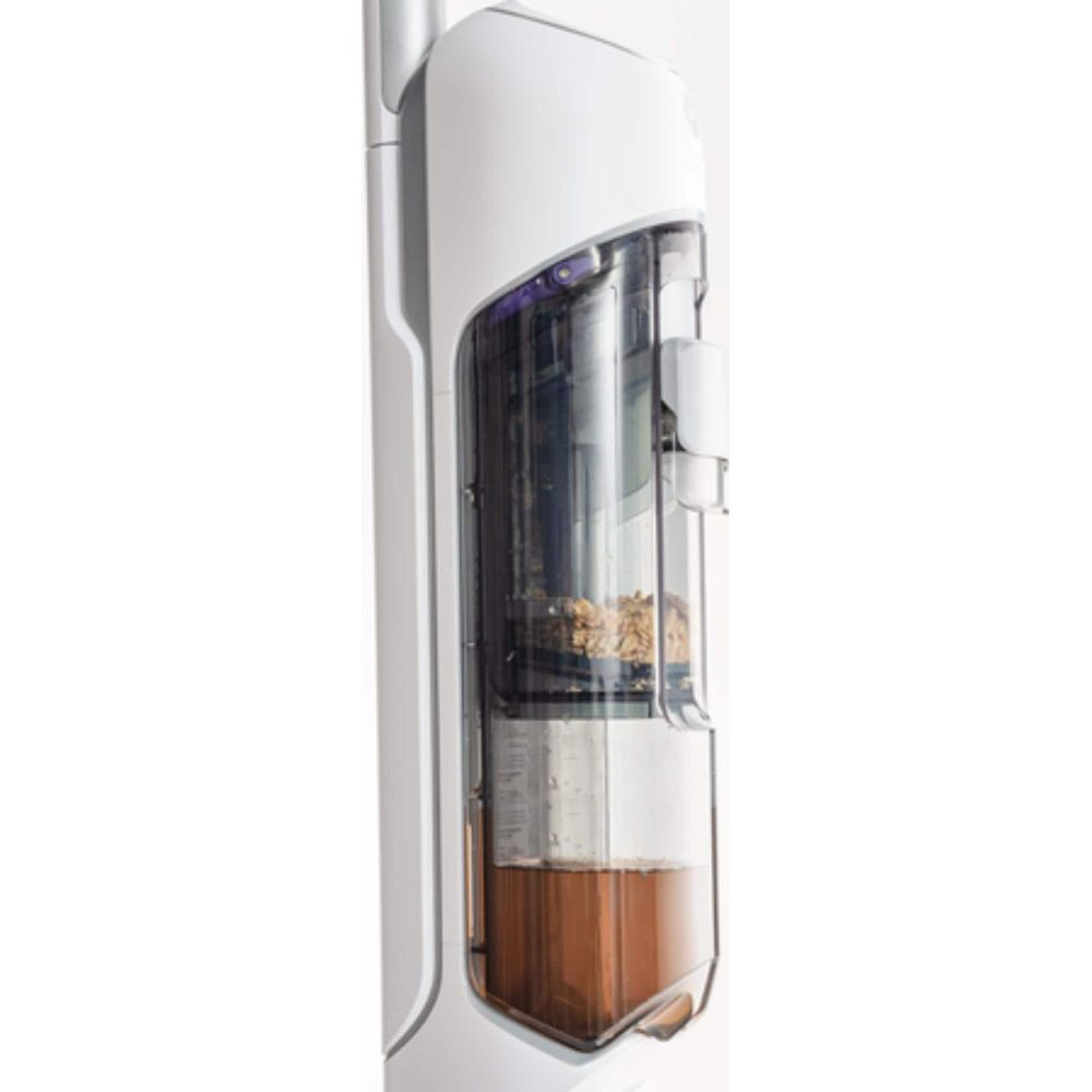 Un aspirateur blanc avec un bac à poussière transparent montrant la saleté et les débris.