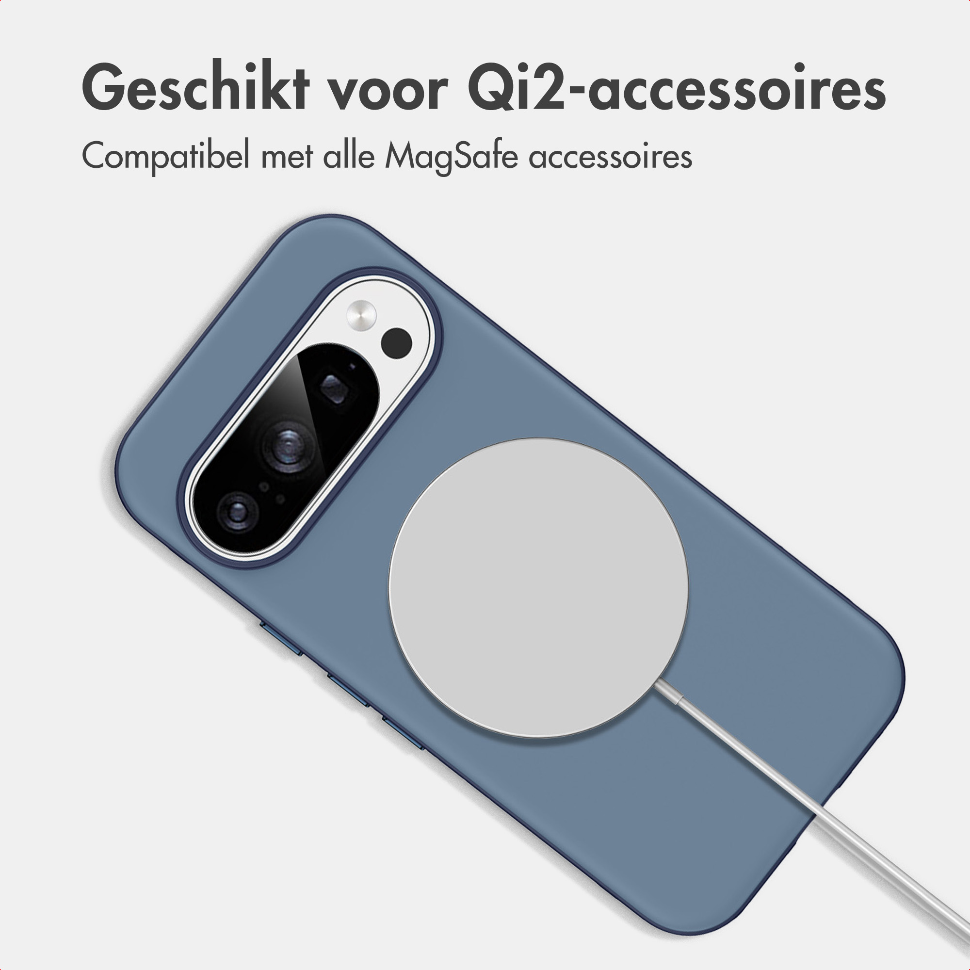 Een blauw telefoonhoesje met een ronde MagSafe-lader op de achterkant en Nederlandse tekst erboven.
