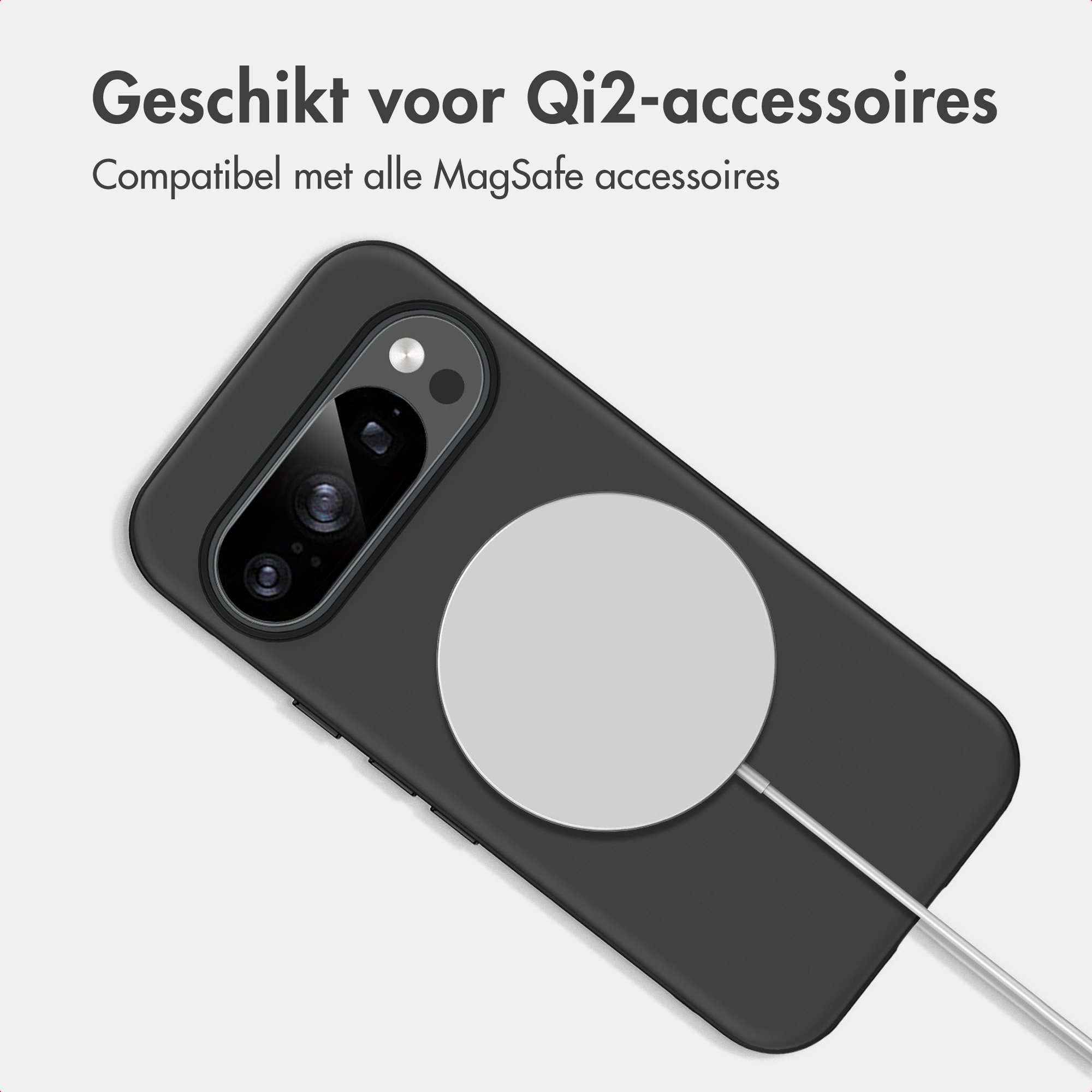 Een zwart telefoonhoesje met een ronde magnetische lader aan de achterkant, tegen een lichte achtergrond.