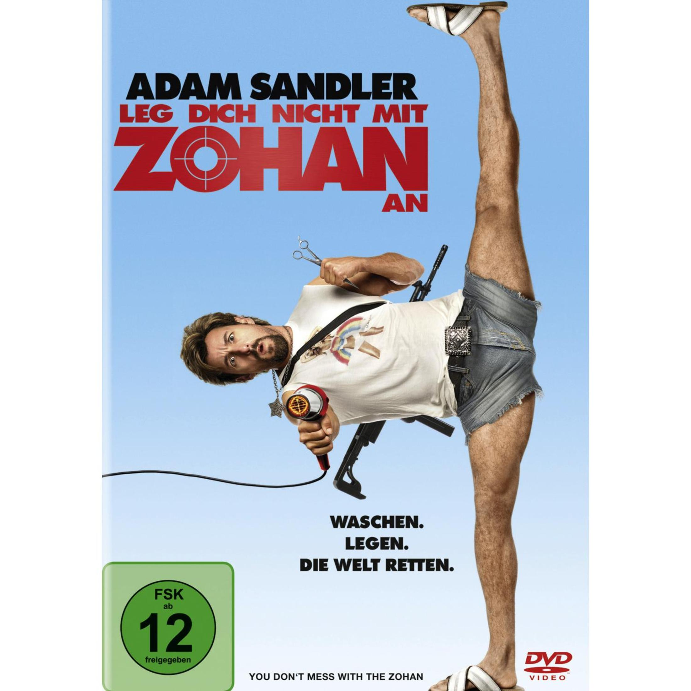 Adam Sandler hält in Zohan einen Haartrockner, eine Waffe und eine Schere, während er einen Spagat macht.