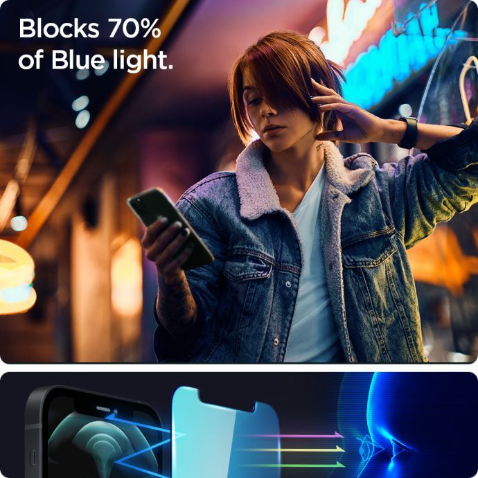 Una donna in giacca di jeans guarda lo smartphone di notte con raggi grafici che bloccano la luce blu.