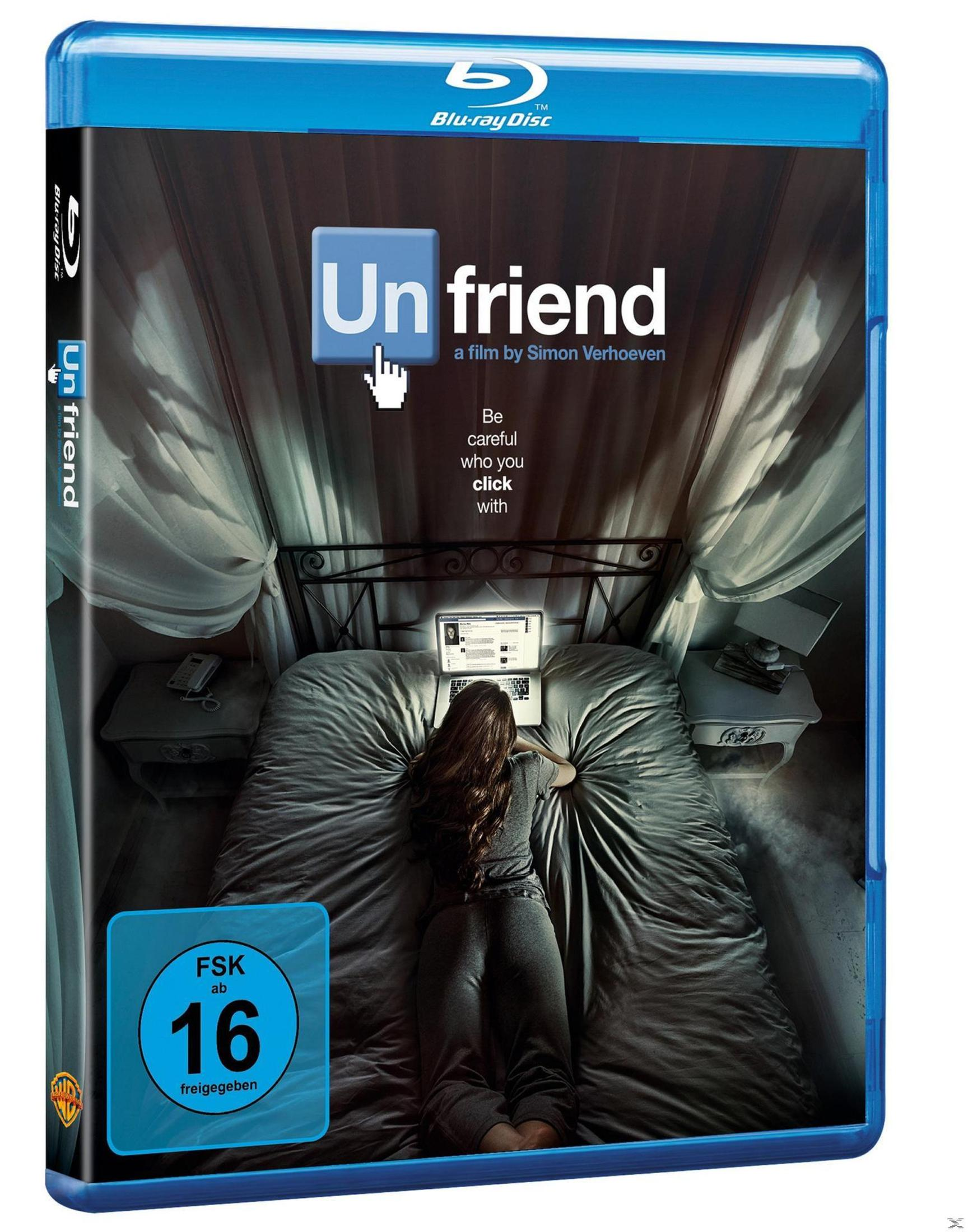 Blu-ray-Hülle für Unfriend mit einer Frau auf dem Bett, die in einem dunklen Raum einen Laptop nutzt.