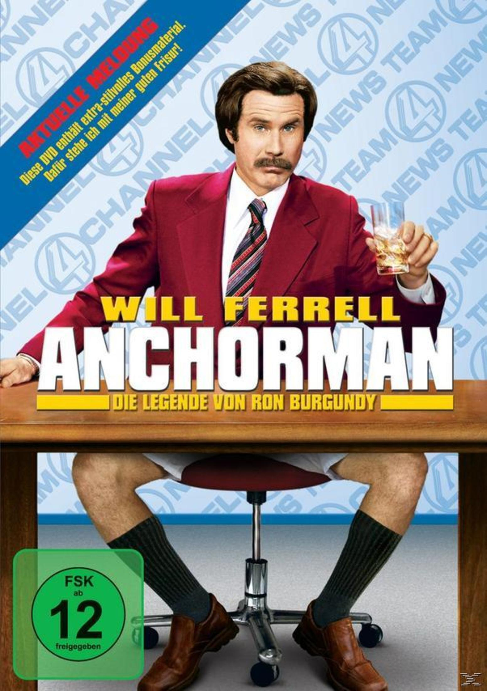 Ron Burgundy in rotem Sakko, Krawatte und freiem Unterkörper sitzt am Nachrichtentisch.