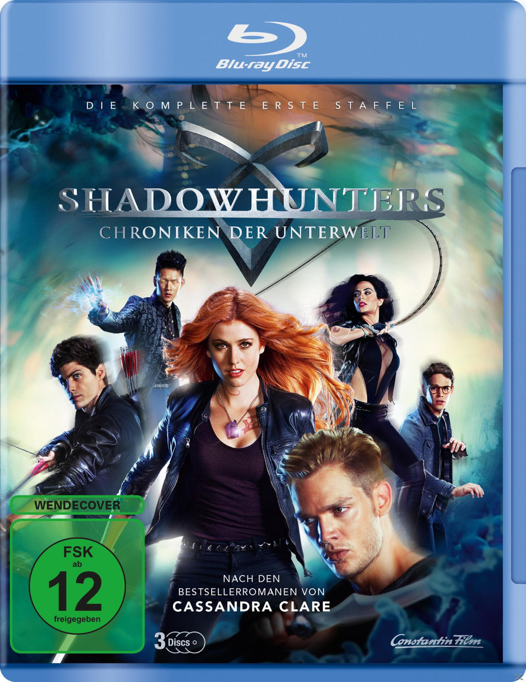 Blu-ray-Cover von Shadowhunters mit den Hauptfiguren vor einem magischen Hintergrund und FSK-12-Logo.