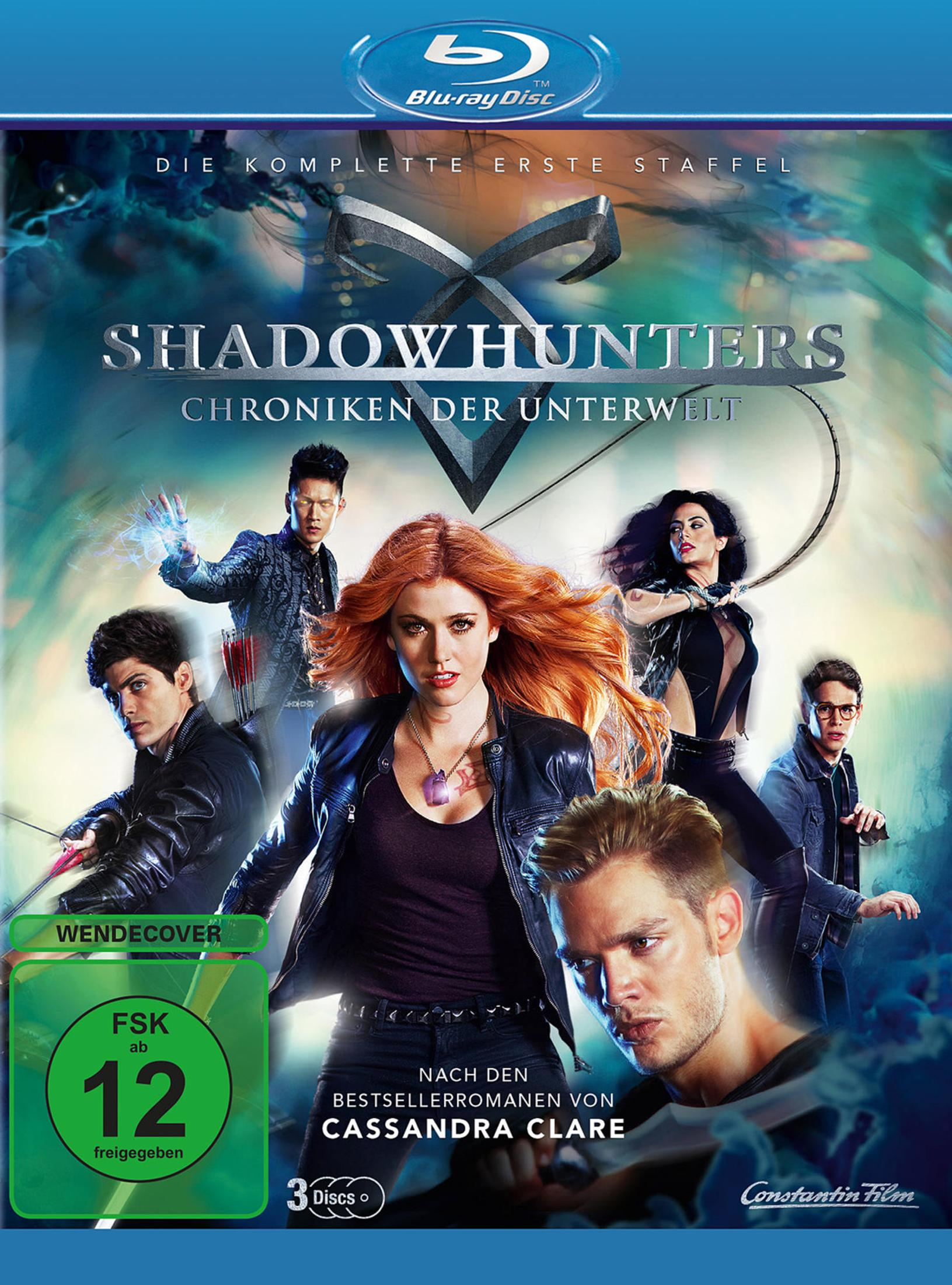 Blu-ray-Cover der ersten Staffel von Shadowhunters mit den Hauptdarstellern vor dunklem Hintergrund.