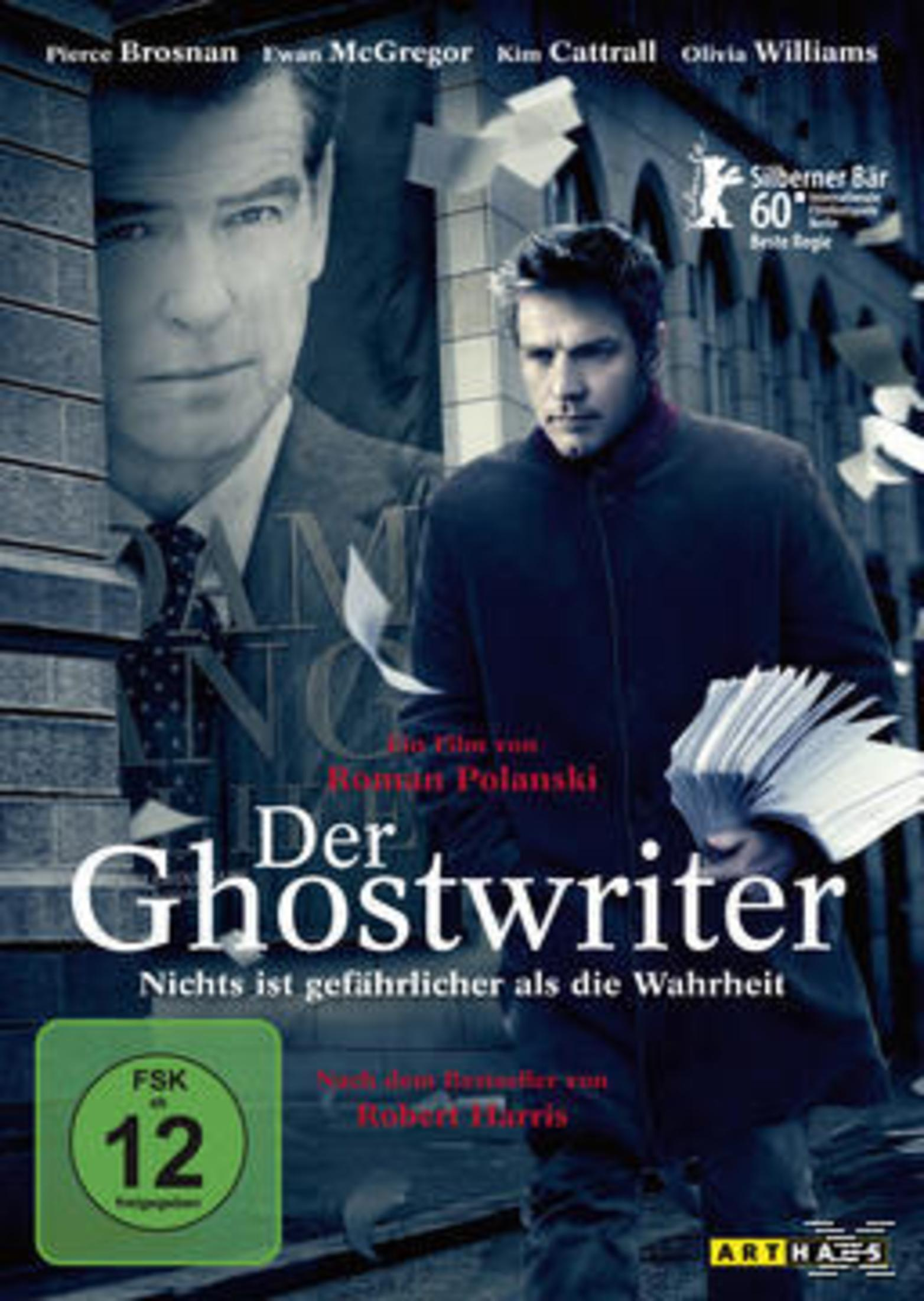 Filmposter von Der Ghostwriter mit Ewan McGregor und Pierce Brosnan vor einer grauen Wand.