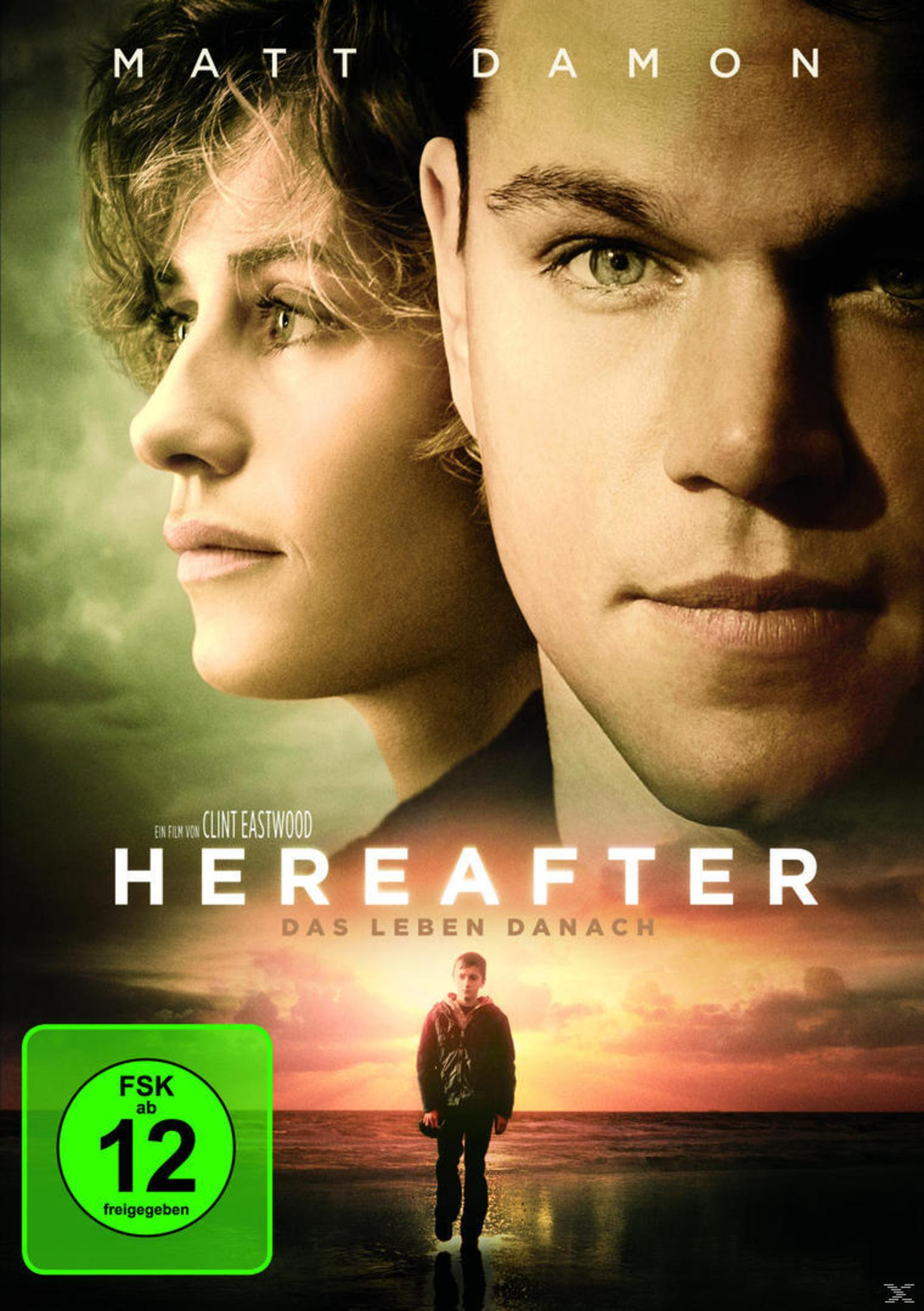 Filmplakat von Hereafter mit Matt Damon, einer Frau und einem Kind am Strand vor Sonnenuntergang.