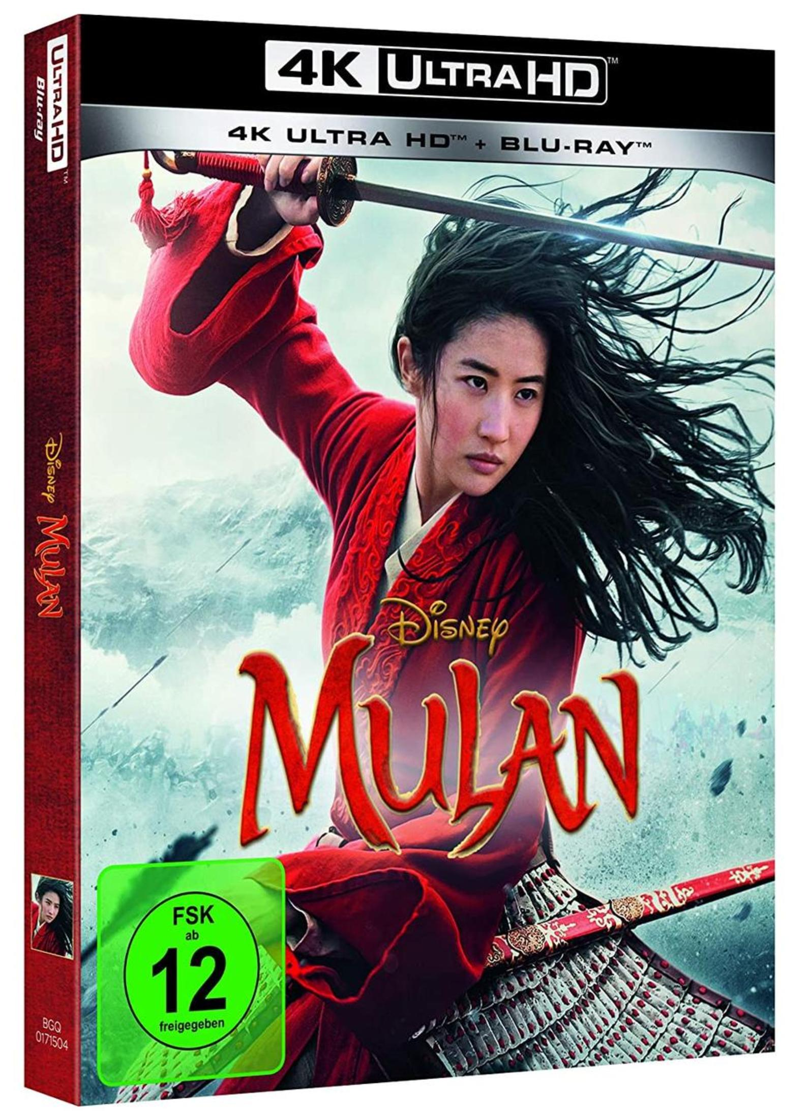 Mulan in rotem Gewand zieht ein Schwert, im Hintergrund eine Kampfszene mit FSK-12-Logo.