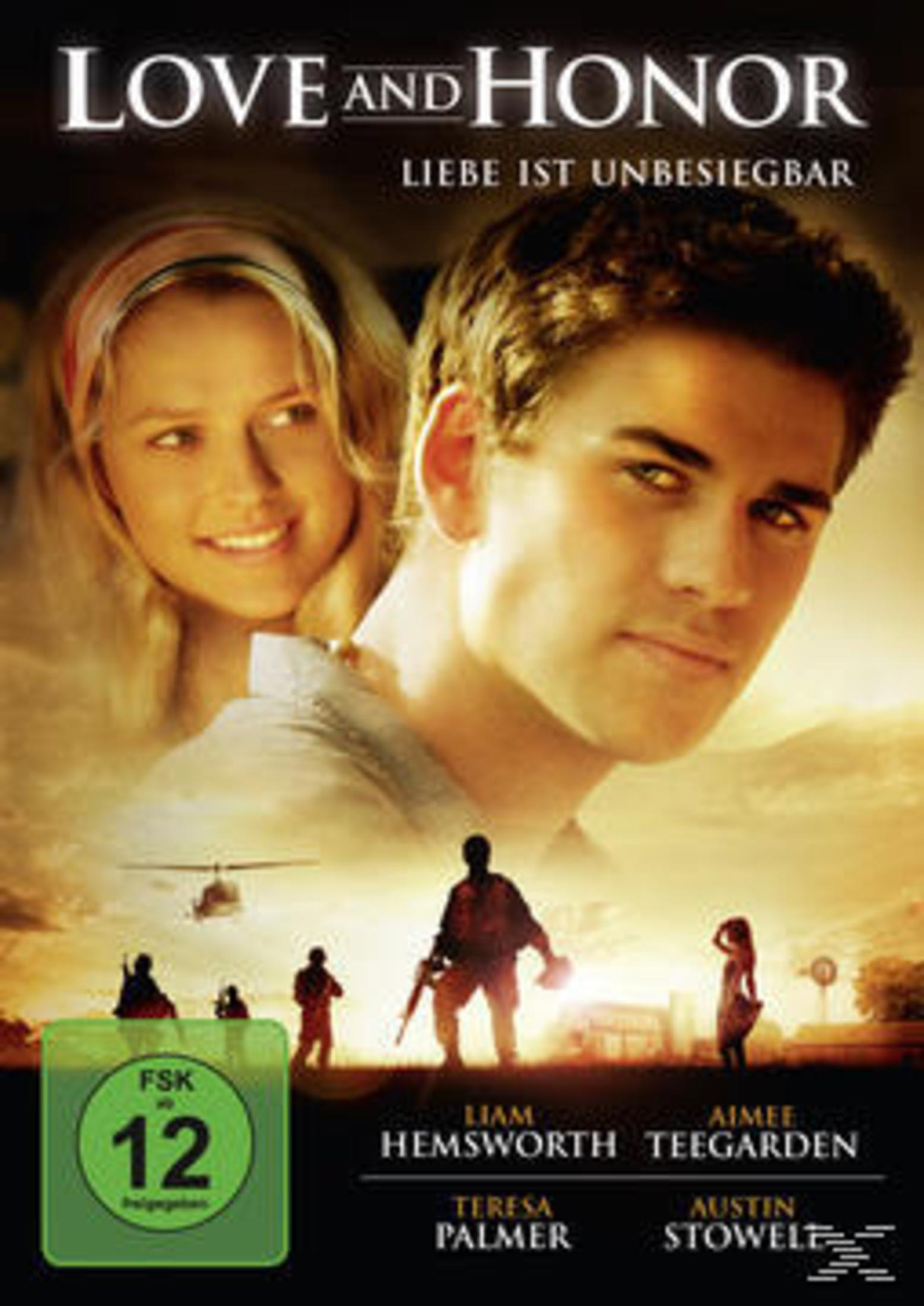 Filmplakat Love and Honor mit Liam Hemsworth und Aimee Teegarden im Vordergrund und Soldaten im Hintergrund.