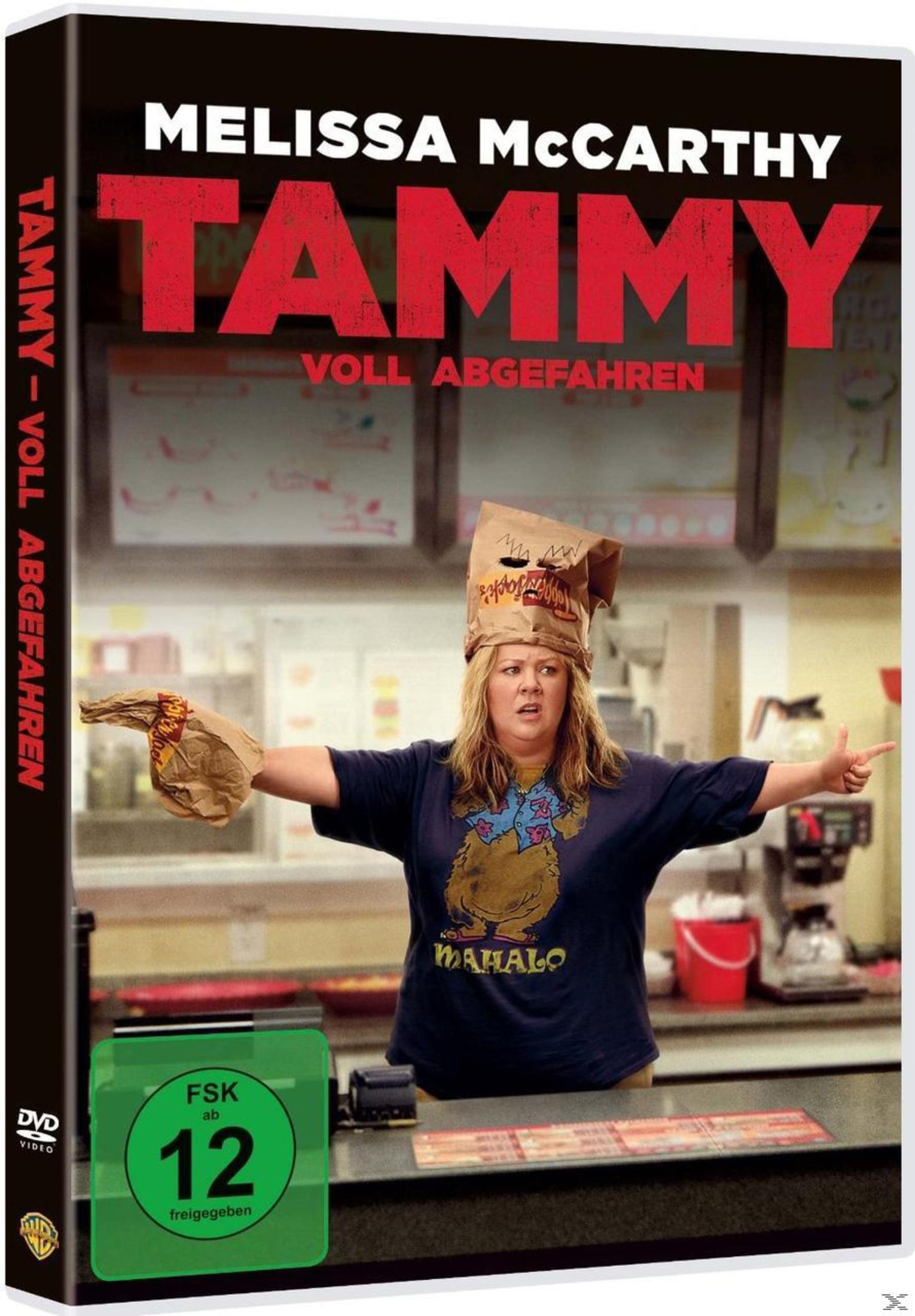 Melissa McCarthy mit einer Papiertüte auf dem Kopf und an den Händen in einer Küche.