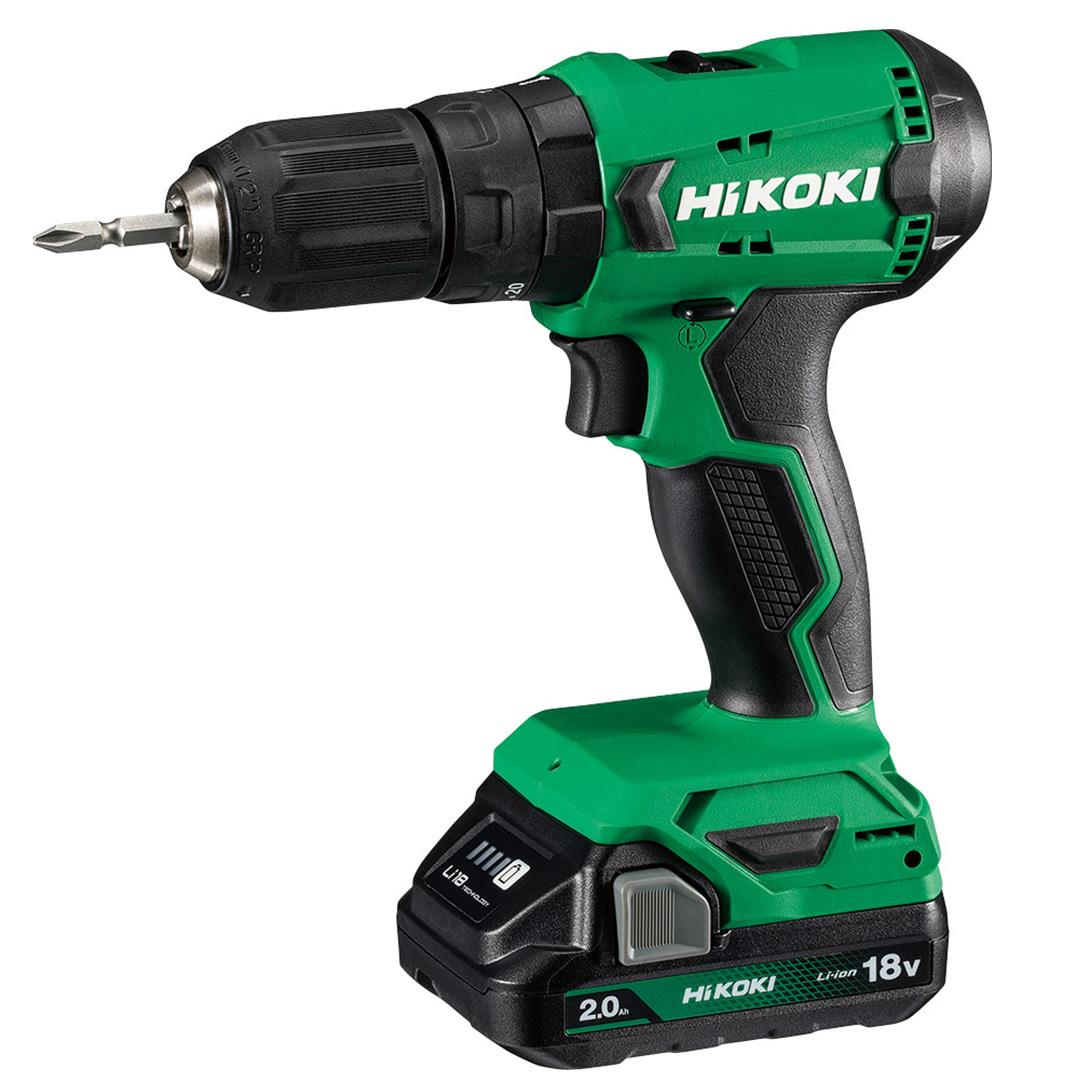 Un trapano a batteria Hikoki verde e nero con punta inserita e batteria agli ioni di litio su sfondo bianco.