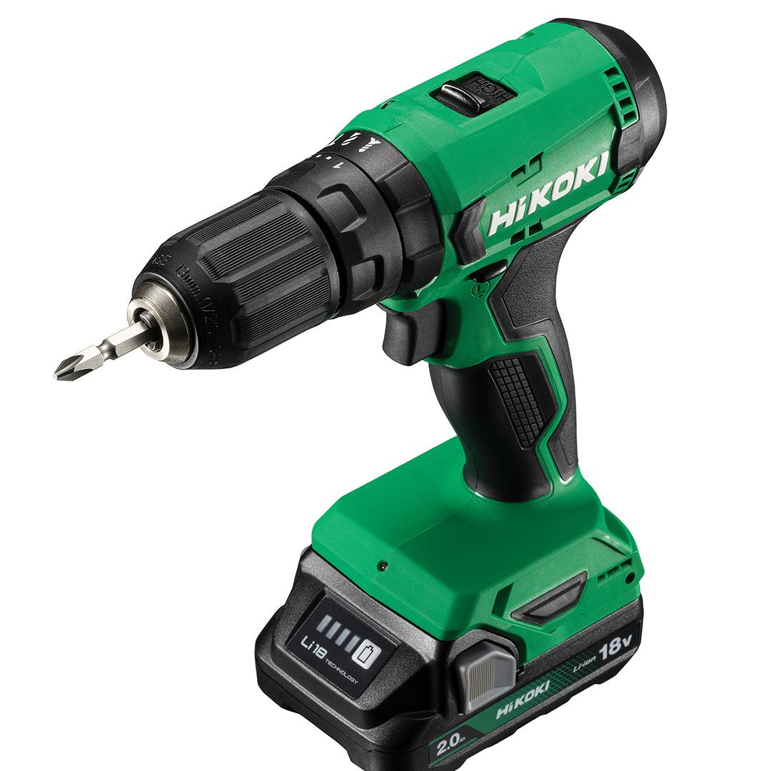 Un trapano a batteria Hikoki verde e nero con inserto inserito, su sfondo bianco.