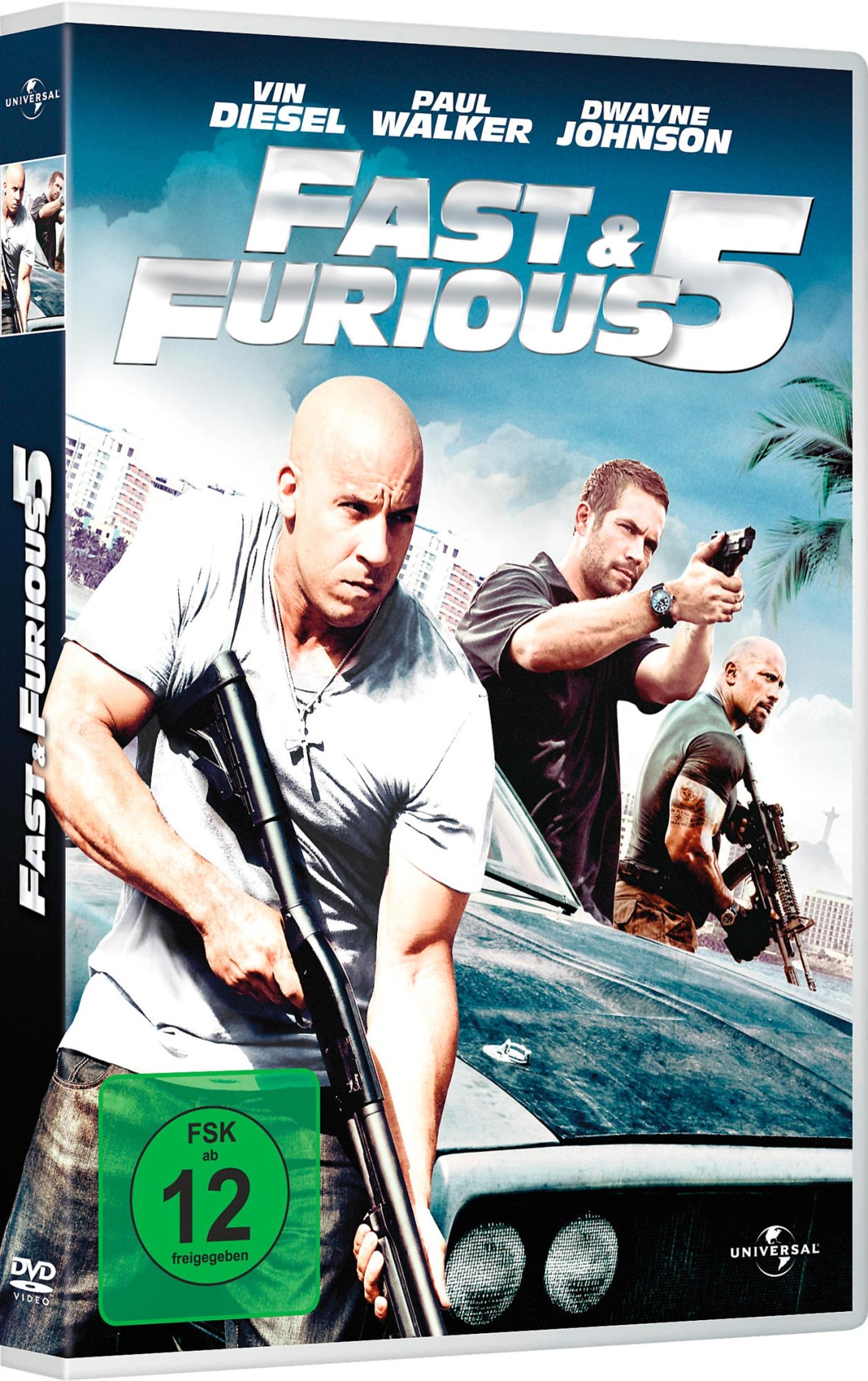 Filmplakat von Fast & Furious 5 mit Vin Diesel, Paul Walker und Dwayne Johnson vor einer Auto- und Stadtkulisse.