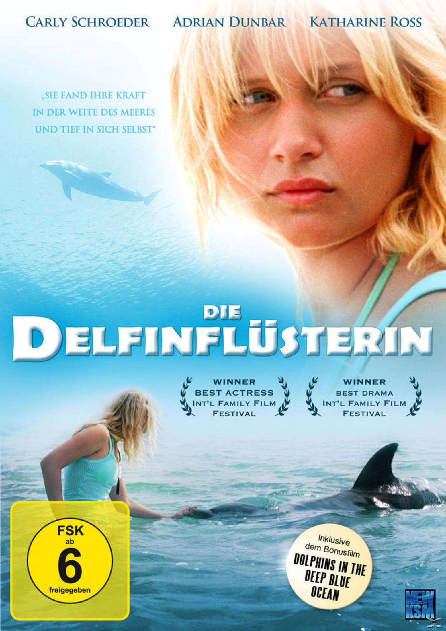 Filmposter von Die Delfinflüsterin mit junger Blondine und Delfin im Wasser.