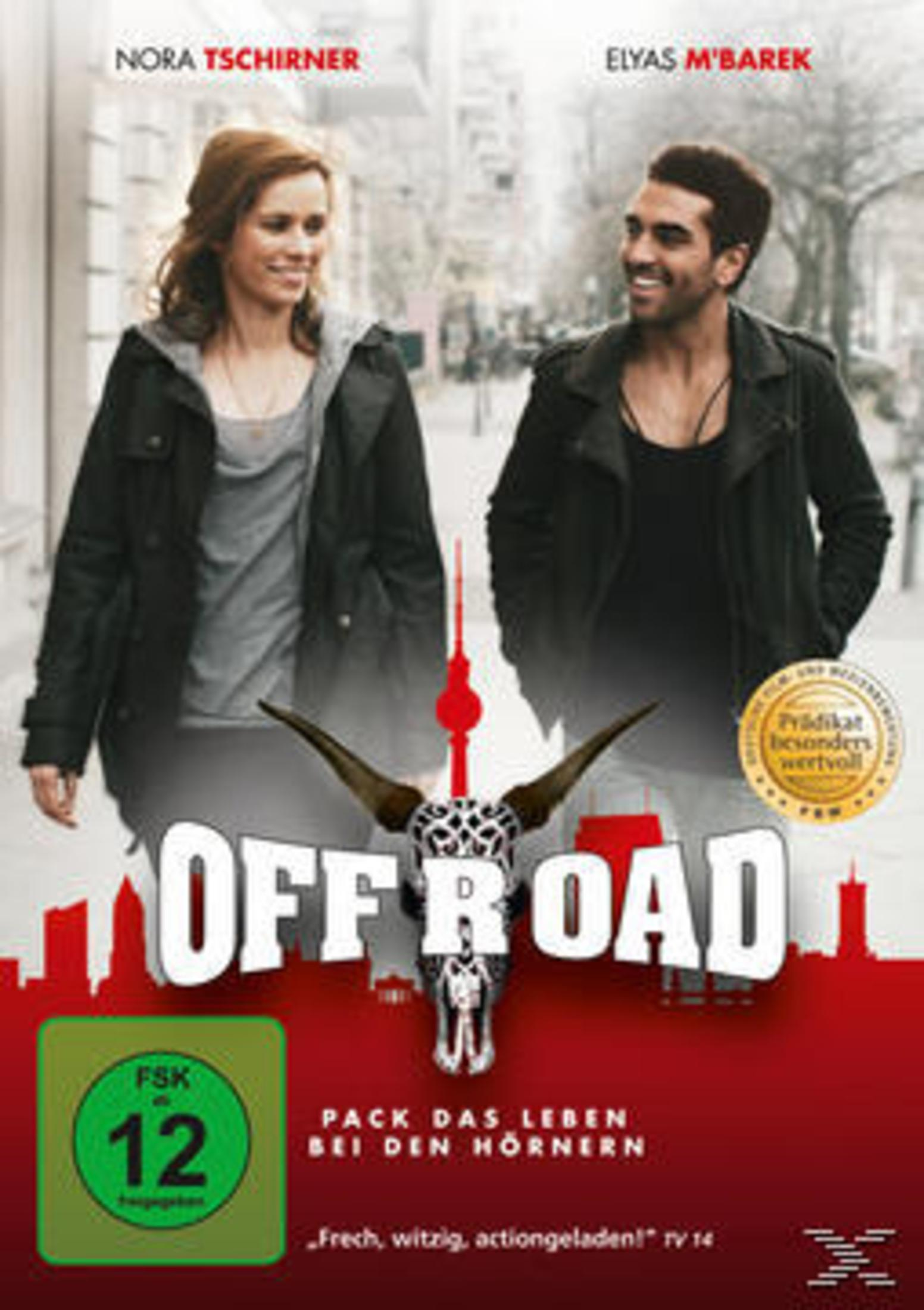 Filmplakat für 'Offroad' mit Nora Tschirner und Elyas M'Barek, die sich auf einer Straße anlächeln.