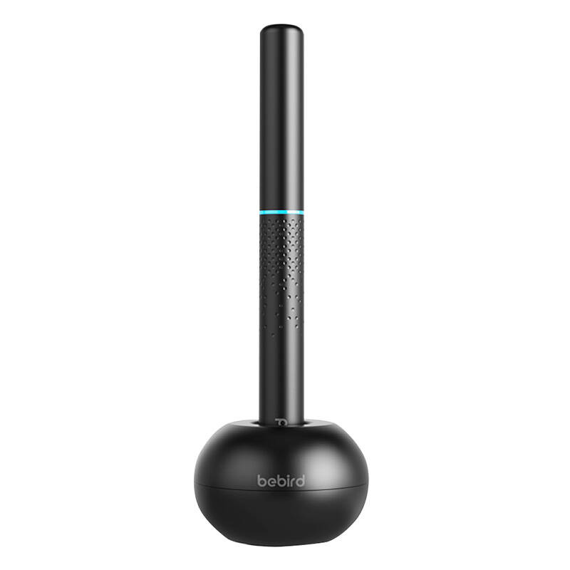 Un elegante pulisciorecchie Bebird nero è posizionato verticalmente su una base rotonda su sfondo bianco.