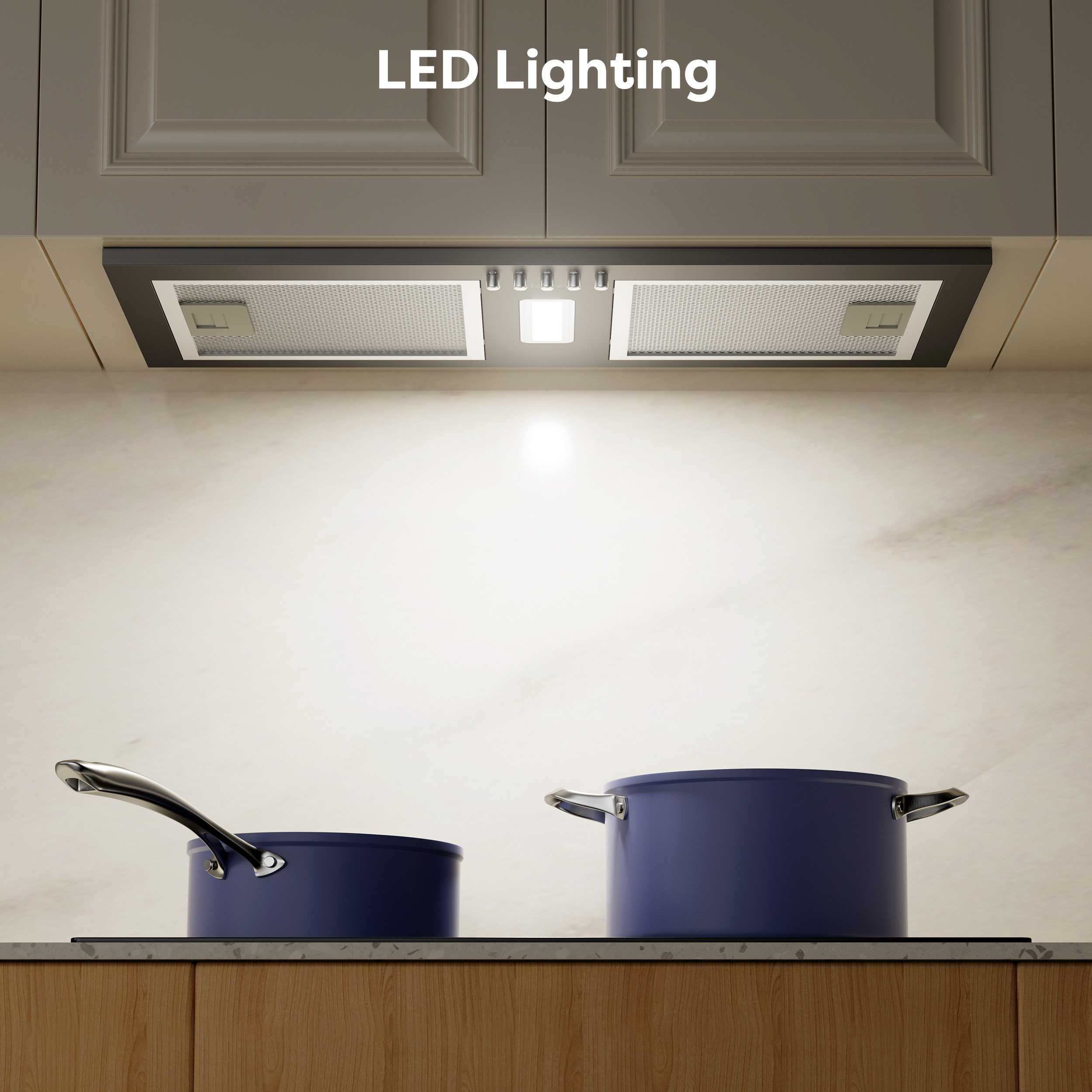 Sous un meuble de cuisine se trouve une hotte aspirante avec éclairage LED et deux casseroles bleues.