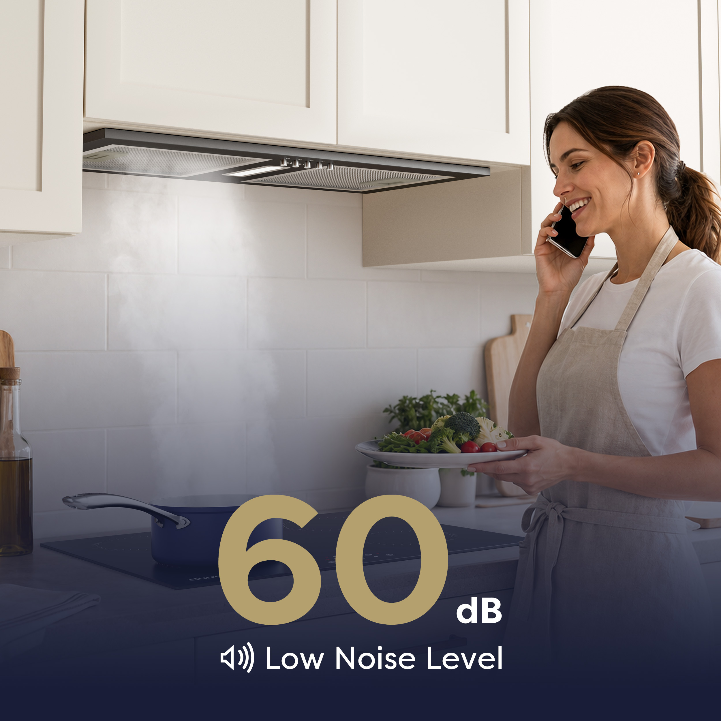 Une femme dans la cuisine téléphone pendant que la vapeur monte de la plaque.