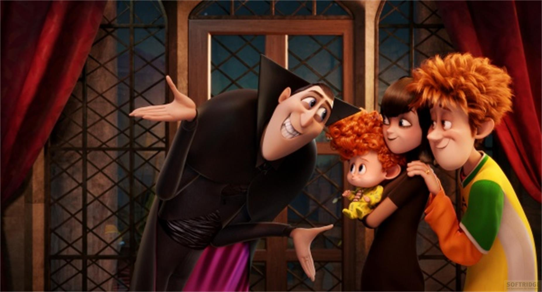 Graf Dracula begrüßt eine Familie mit Kindern vor einem großen Fenster mit rotem Vorhang.