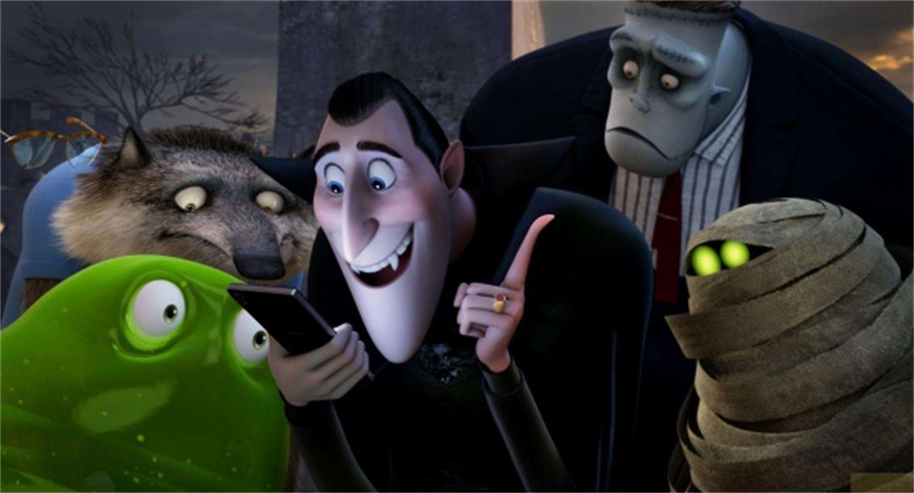 Animierte Monster, darunter Dracula und Frankenstein, betrachten neugierig ein Smartphone in dunkler Kulisse.